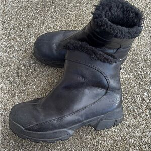 UGG Black Leather Sheepskin  lined Shearling Boots Size 8-8.5 (39)